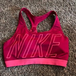 Nike sports bra excellent condition. Size medium.